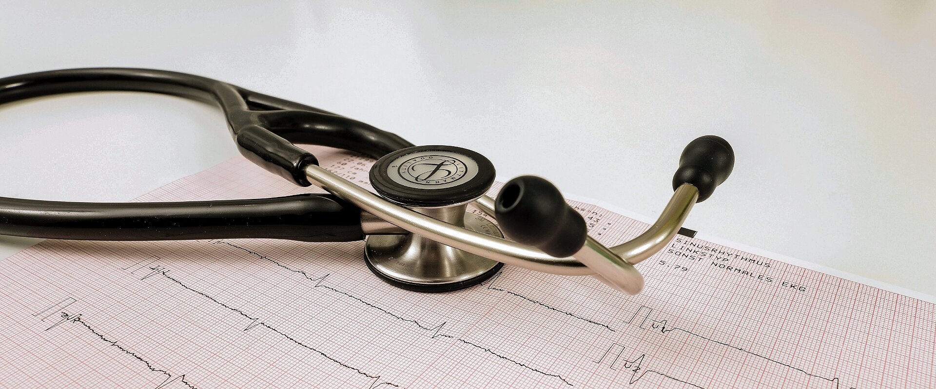 Stethoskop liegt auf einem ausgedruckten EKG