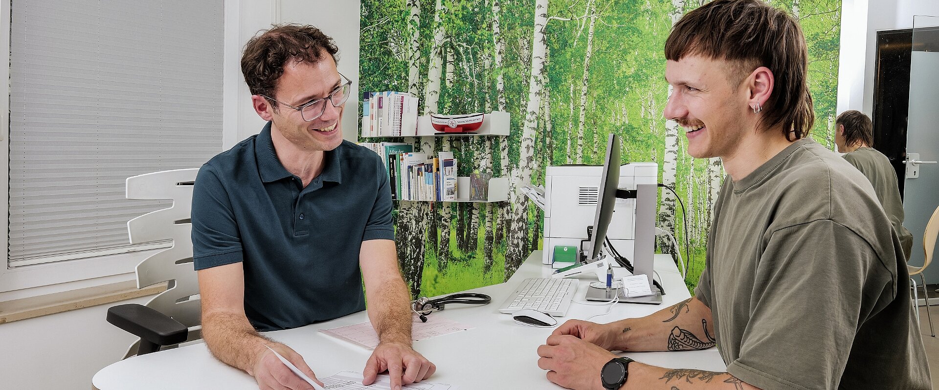 Hand eines Arztes bedient Ultraschall-Gerät